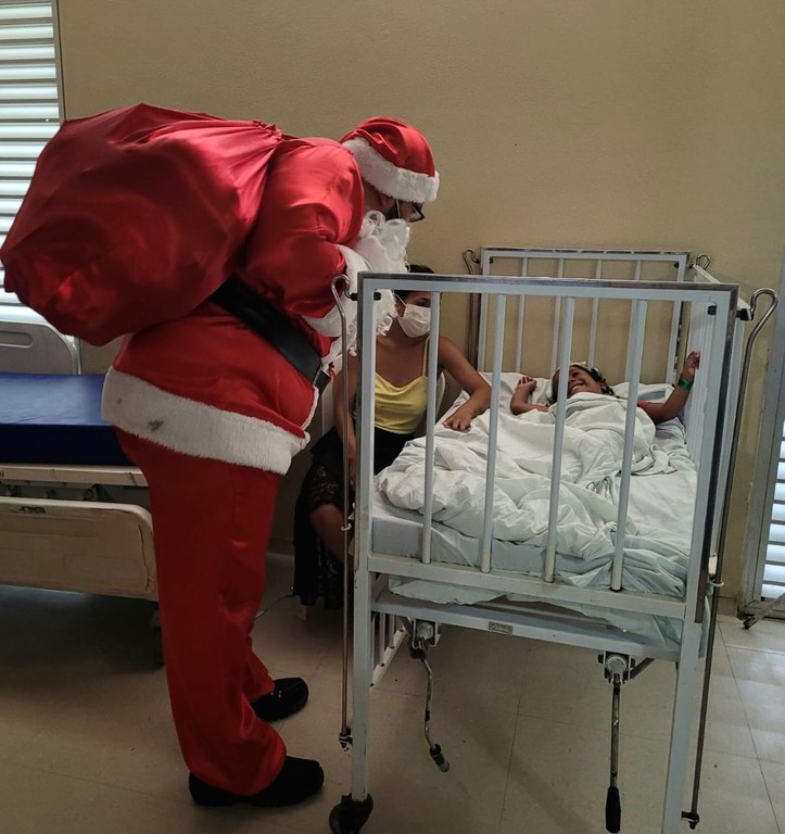 Hospital de Trauma de João Pessoa comemora Natal com visita de Papai Noel e distribuição de presentes