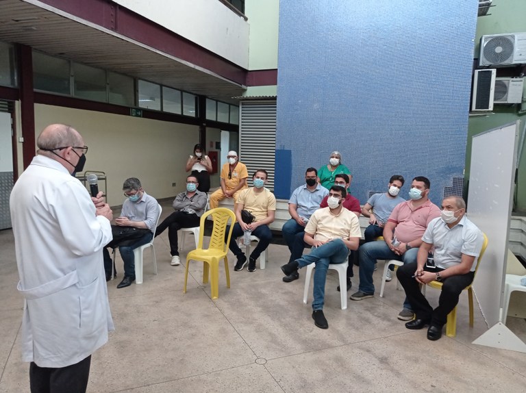 Diretor do Hospital de Trauma discursa para novos residentes médicos